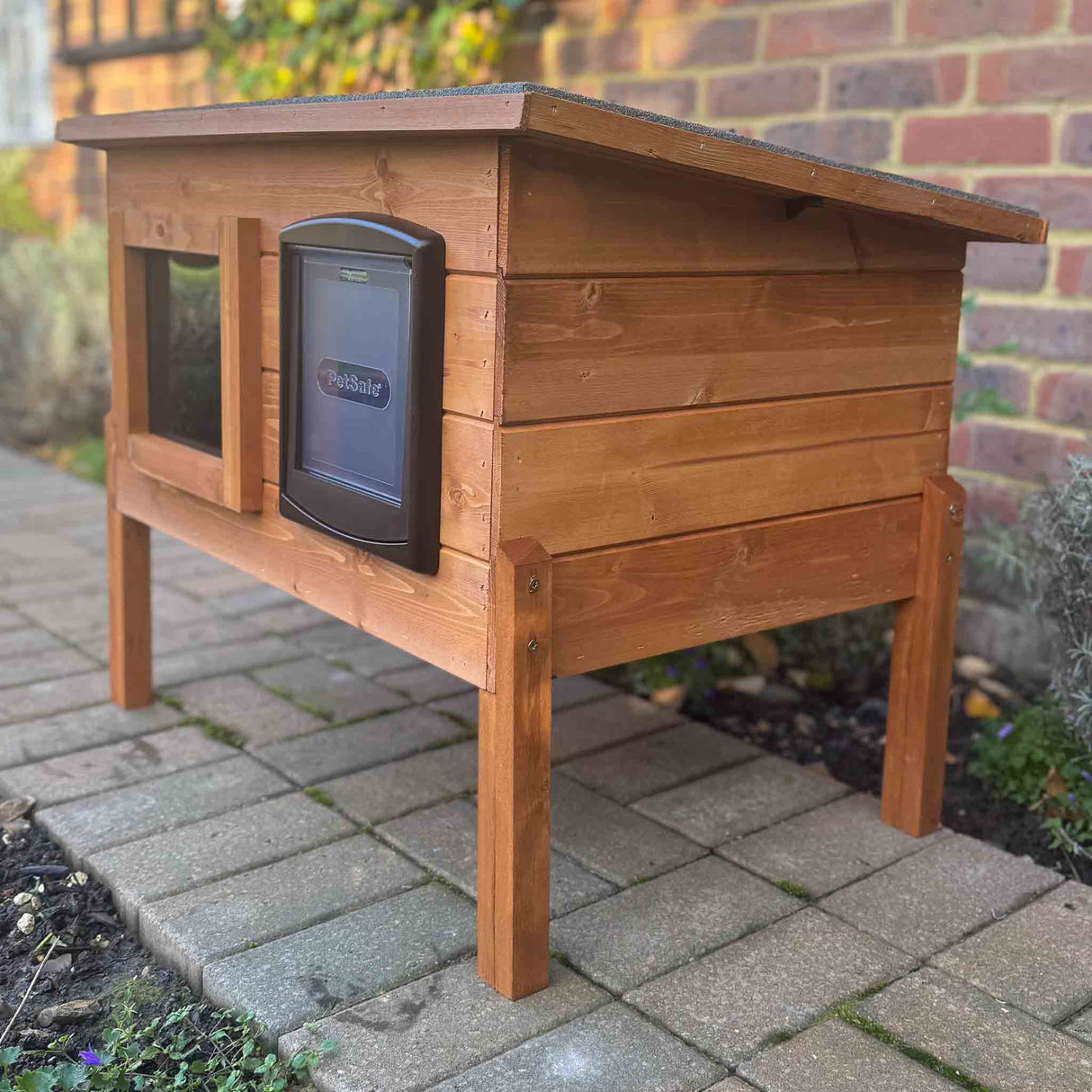 Outdoor cat kennel, suitable for pet cats and stray cats seeking shelter